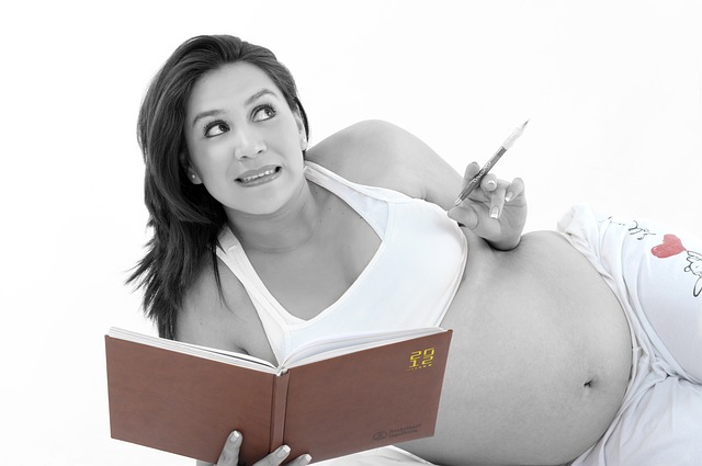 těhotná s knihou